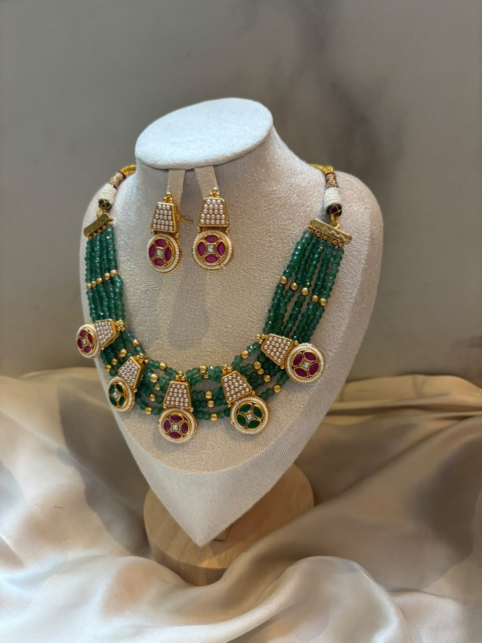 Roshni Emerald Bead & Kundan Medallion Set