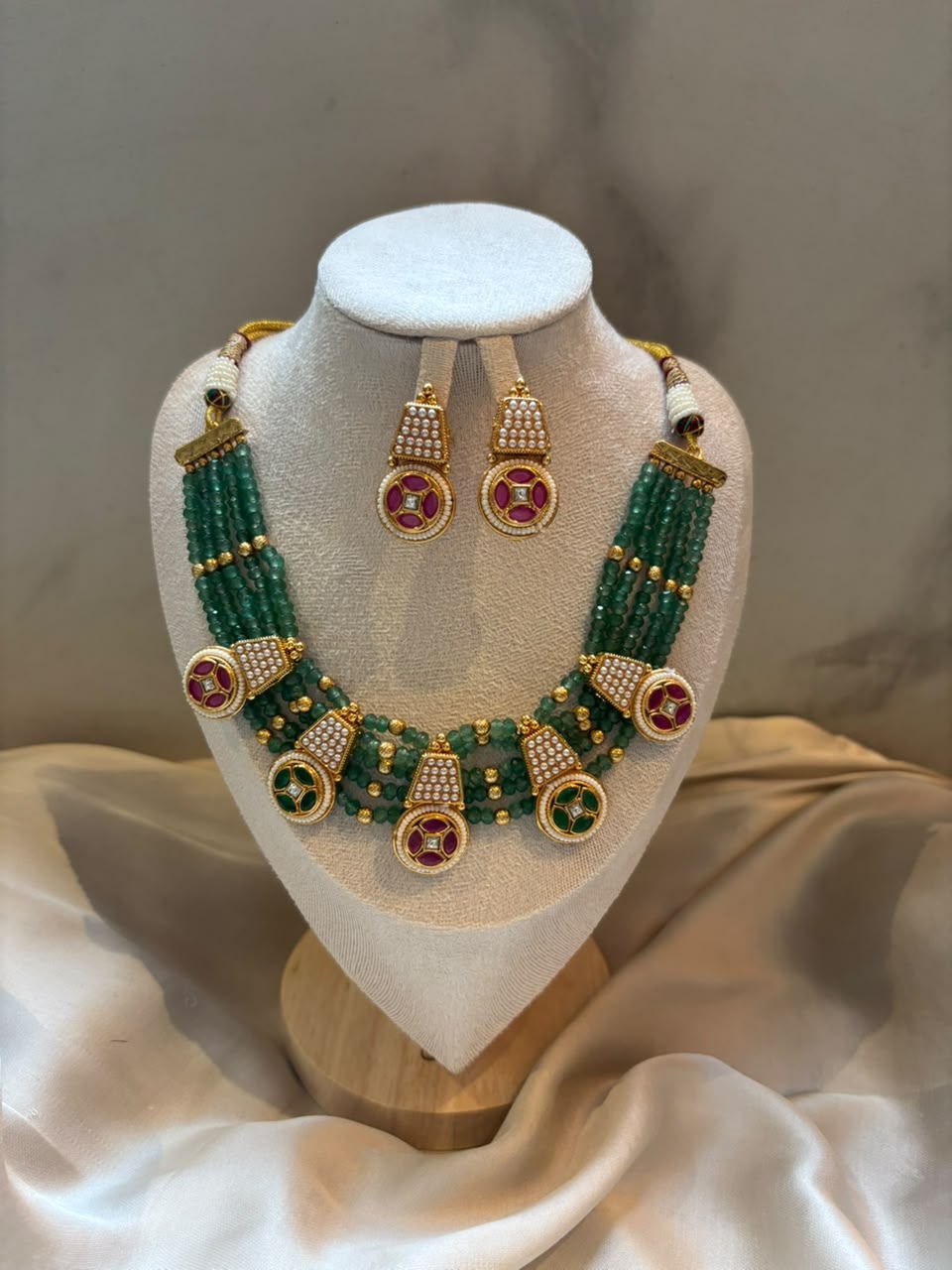 Roshni Emerald Bead & Kundan Medallion Set