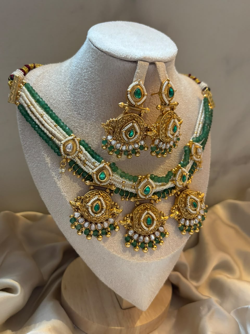 Zumurrud Emerald & Gold Motif Set