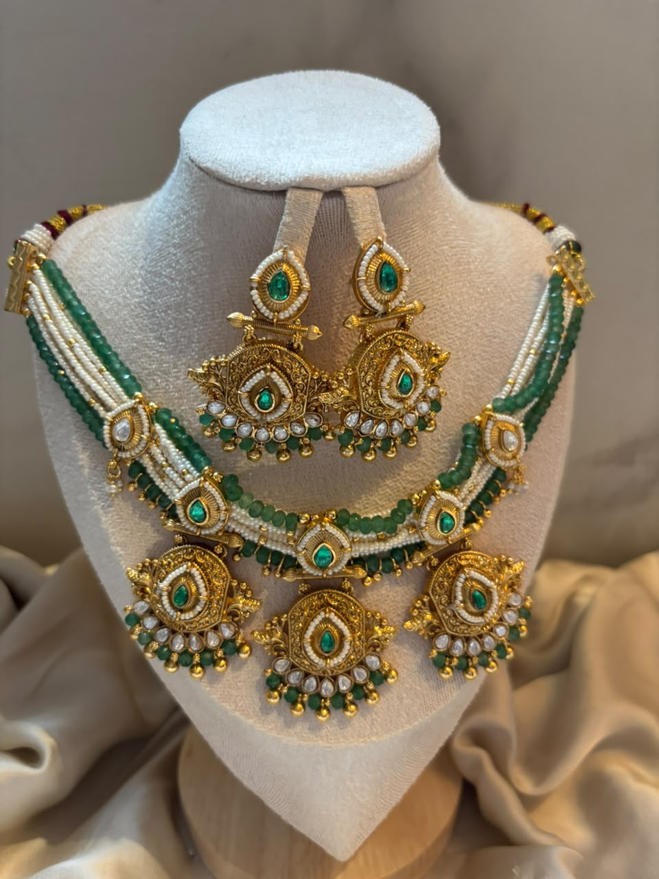 Zumurrud Emerald & Gold Motif Set