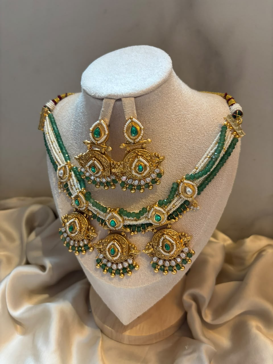 Zumurrud Emerald & Gold Motif Set