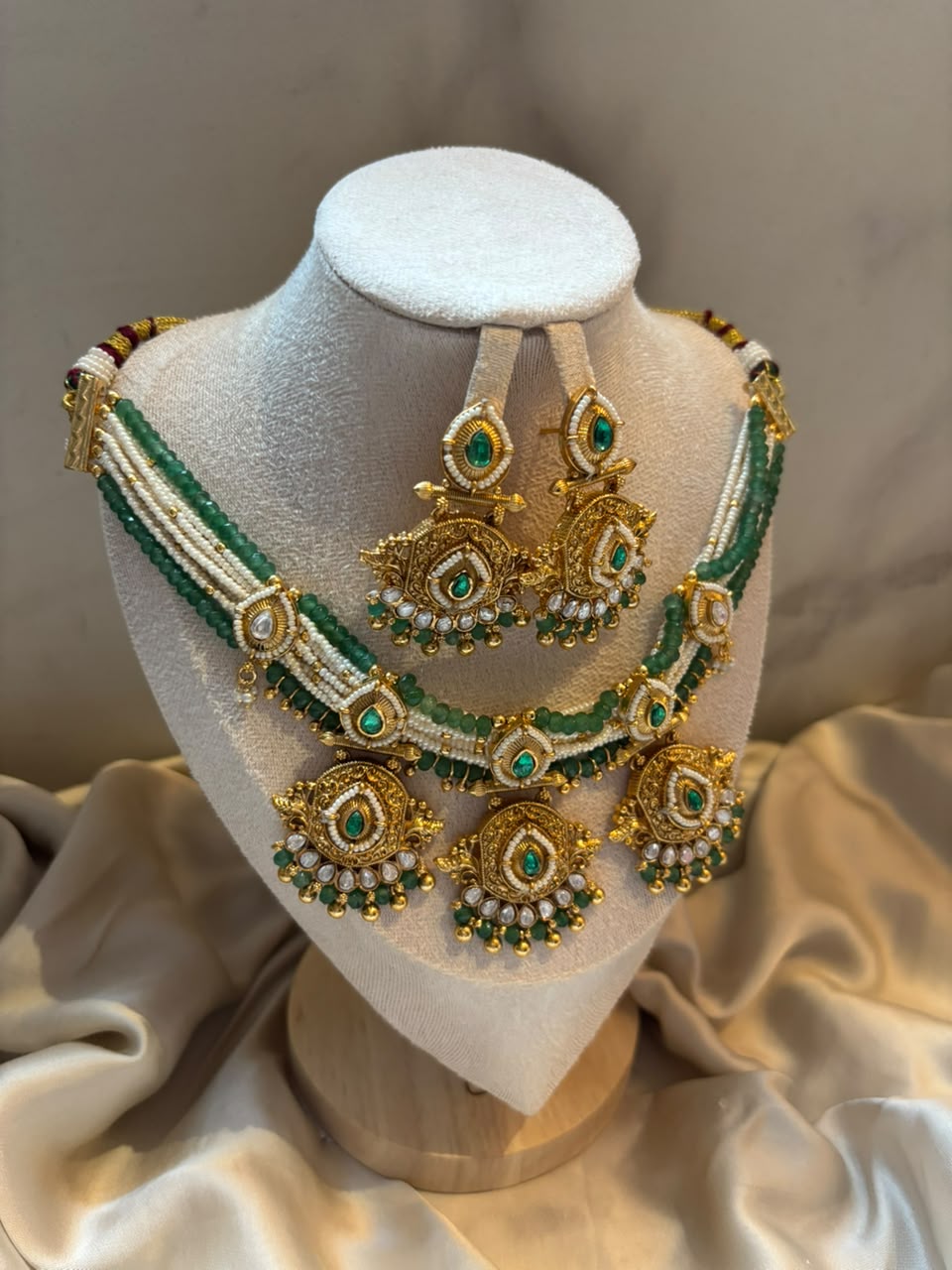 Zumurrud Emerald & Gold Motif Set
