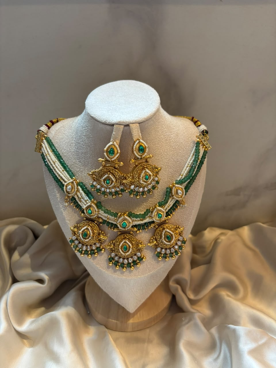 Zumurrud Emerald & Gold Motif Set